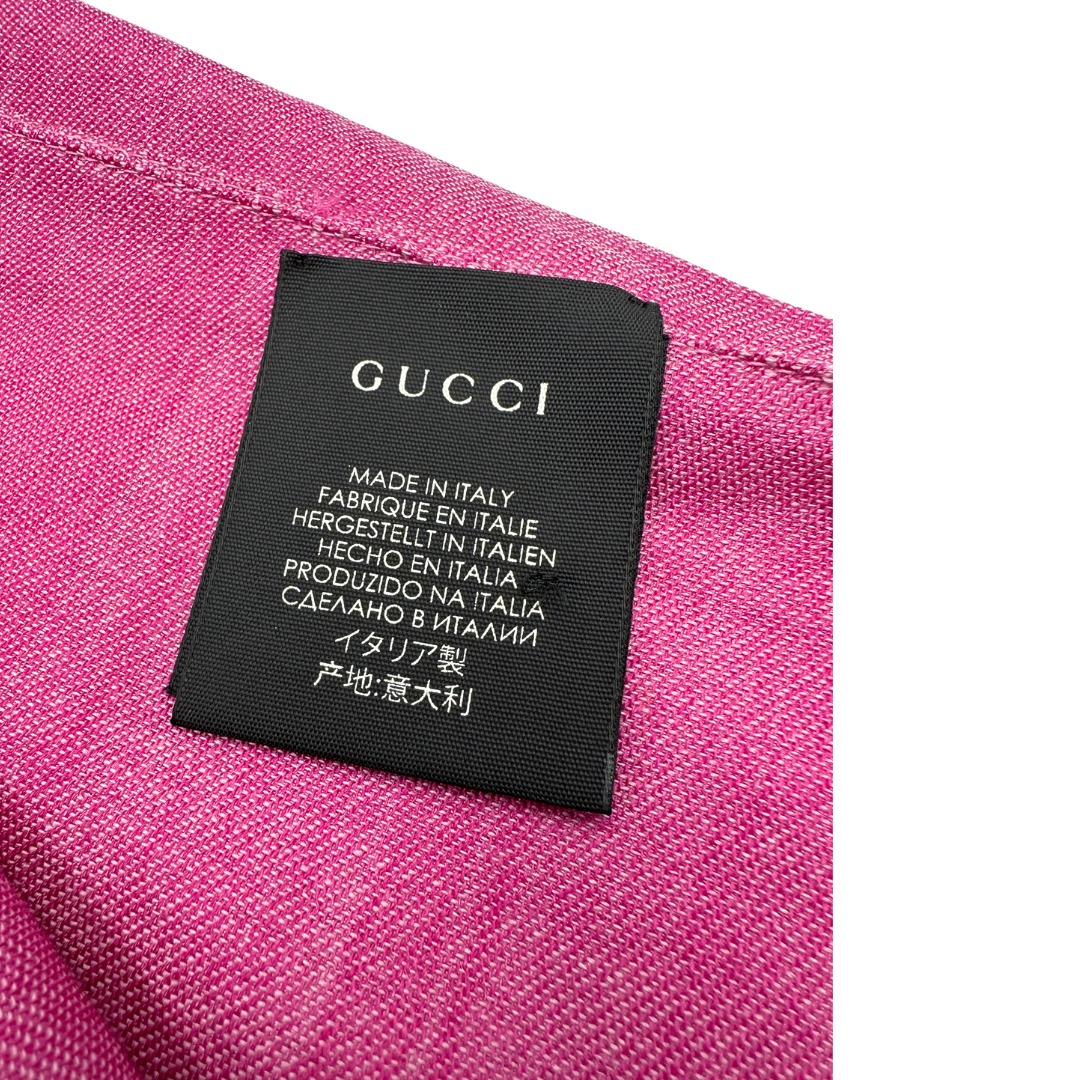 Stola Gucci in misto seta e lana fucsia e rosa con trama GG e bordi sfrangiati. Originale, usata, di lusso in condizioni eccellenti