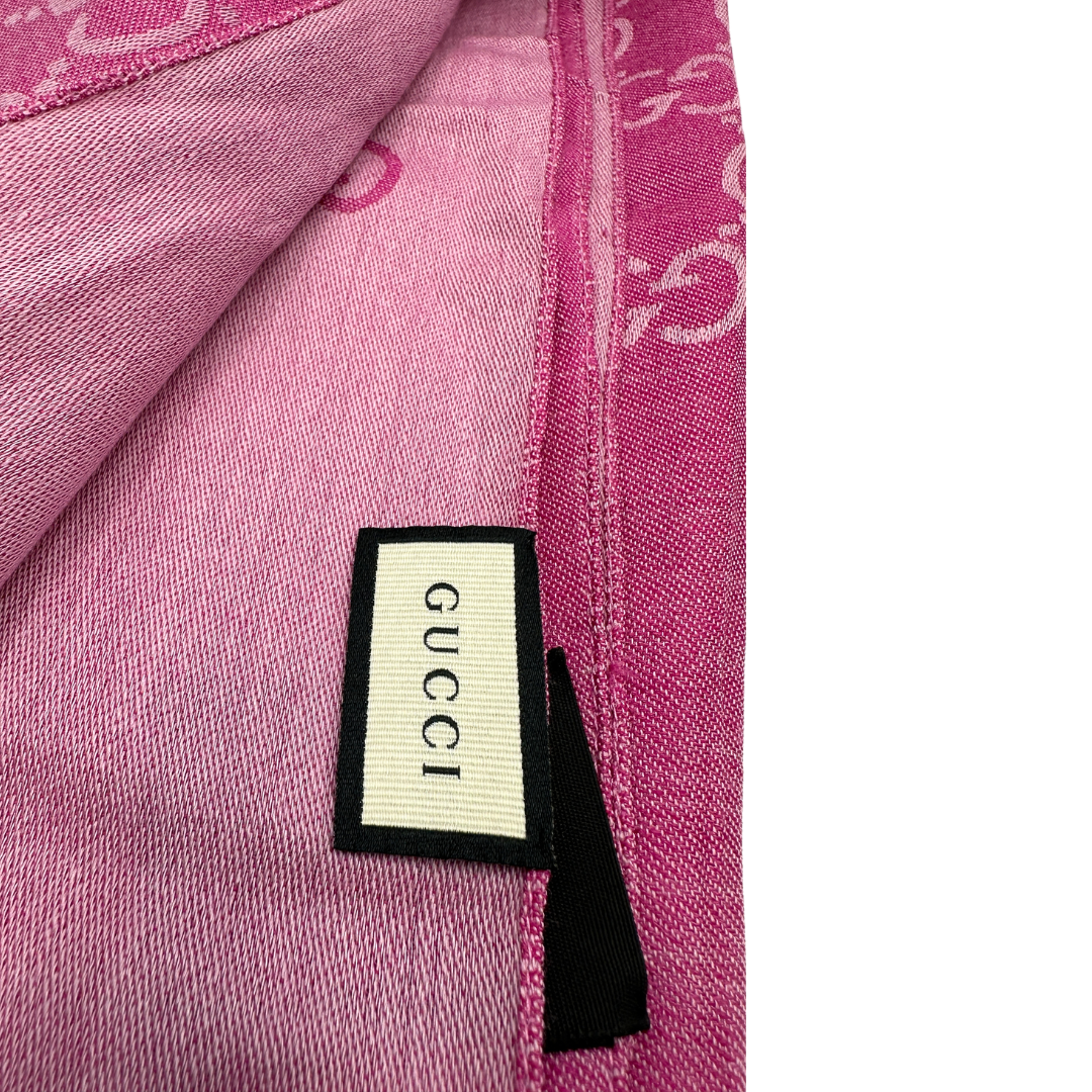 Stola Gucci in misto seta e lana fucsia e rosa con trama GG e bordi sfrangiati. Originale, usata, di lusso in condizioni eccellenti