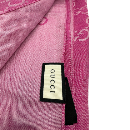 Stola Gucci in misto seta e lana fucsia e rosa con trama GG e bordi sfrangiati. Originale, usata, di lusso in condizioni eccellenti