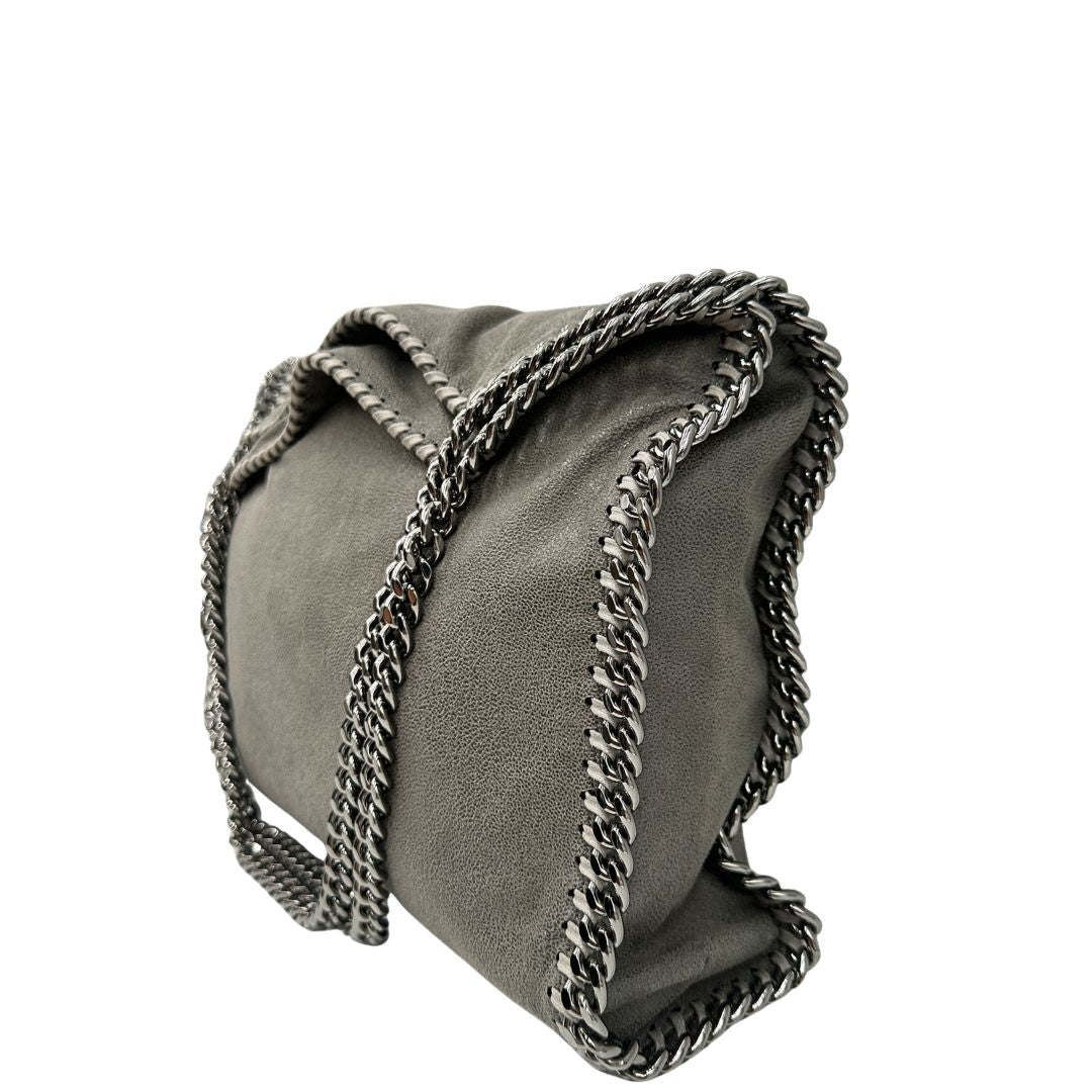 Lato, Borsa Falabella nella versione fold over tote in tessuto vegano grigio e hardware argentato. Indossabile a spalla. Originale, usata, di lusso, in ottime condizioni.