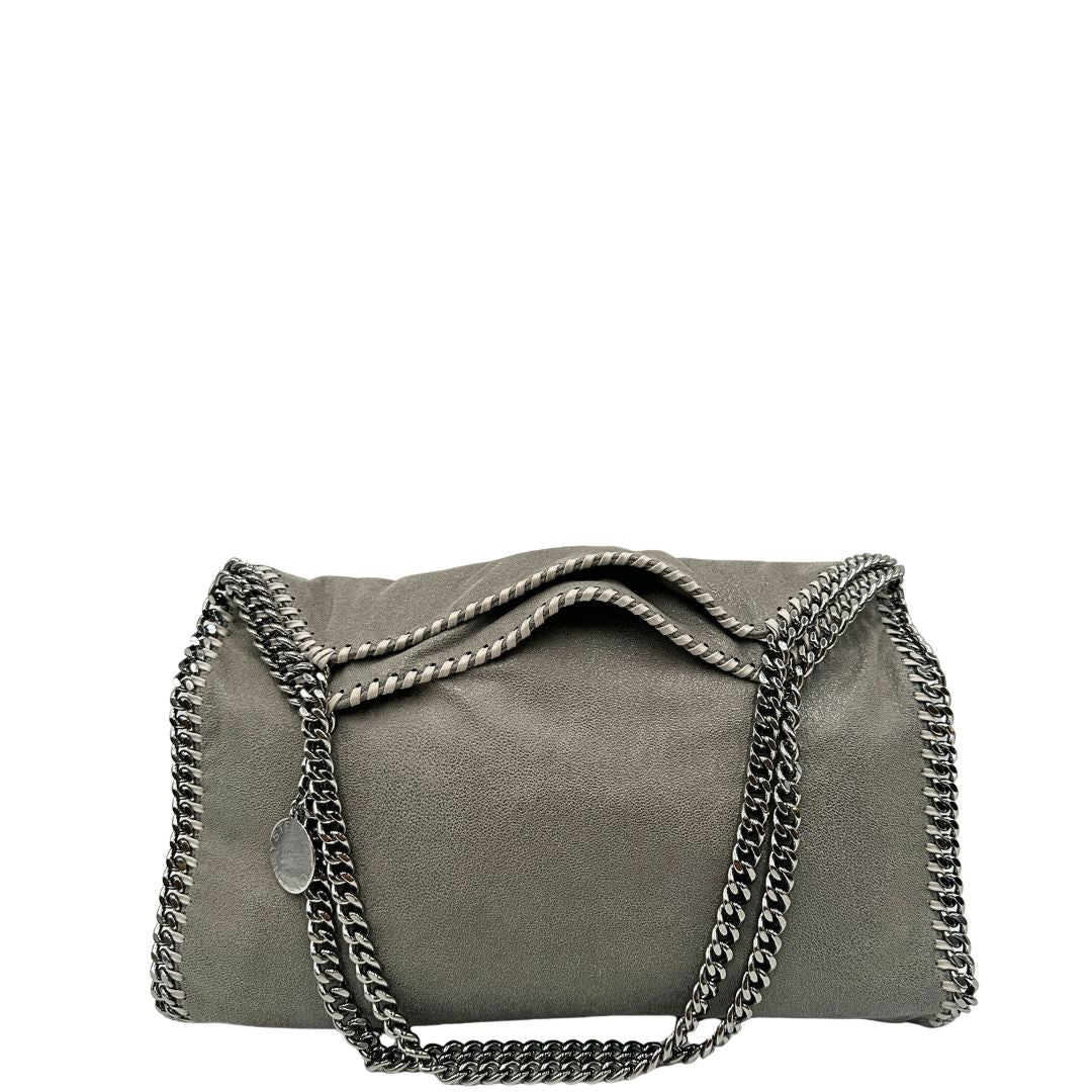 Front, Borsa Falabella nella versione fold over tote in tessuto vegano grigio e hardware argentato. Indossabile a spalla. Originale, usata, di lusso, in ottime condizioni.