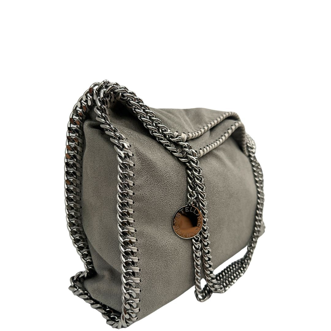 Lato, Borsa Falabella nella versione fold over tote in tessuto vegano grigio e hardware argentato. Indossabile a spalla. Originale, usata, di lusso, in ottime condizioni.