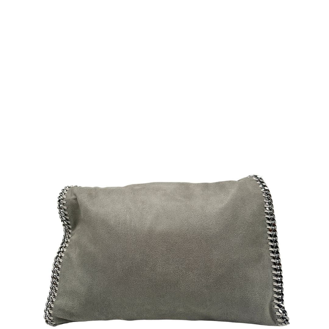 Retro, Borsa Falabella nella versione fold over tote in tessuto vegano grigio e hardware argentato. Indossabile a spalla. Originale, usata, di lusso, in ottime condizioni.