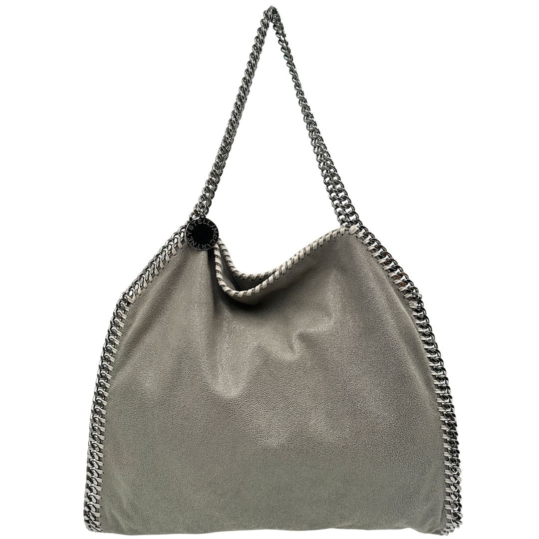 Front, Borsa Falabella nella versione fold over tote in tessuto vegano grigio e hardware argentato. Indossabile a spalla. Originale, usata, di lusso, in ottime condizioni.