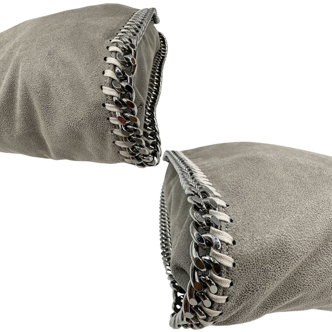 Angoli, Borsa Falabella nella versione fold over tote in tessuto vegano grigio e hardware argentato. Indossabile a spalla. Originale, usata, di lusso, in ottime condizioni.