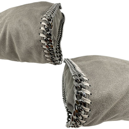 Angoli, Borsa Falabella nella versione fold over tote in tessuto vegano grigio e hardware argentato. Indossabile a spalla. Originale, usata, di lusso, in ottime condizioni.