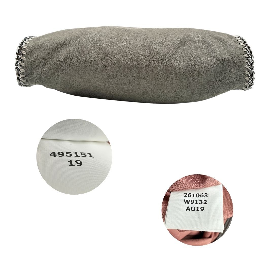 Base e codice, Borsa Falabella nella versione fold over tote in tessuto vegano grigio e hardware argentato. Indossabile a spalla. Originale, usata, di lusso, in ottime condizioni.