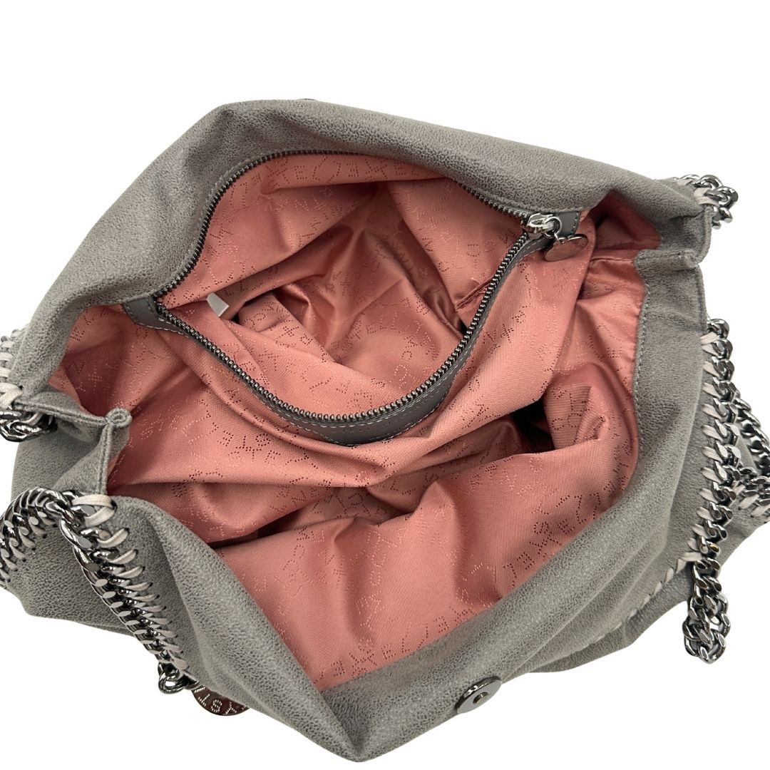 Interno, Borsa Falabella nella versione fold over tote in tessuto vegano grigio e hardware argentato. Indossabile a spalla. Originale, usata, di lusso, in ottime condizioni.