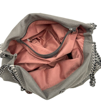 Interno, Borsa Falabella nella versione fold over tote in tessuto vegano grigio e hardware argentato. Indossabile a spalla. Originale, usata, di lusso, in ottime condizioni.