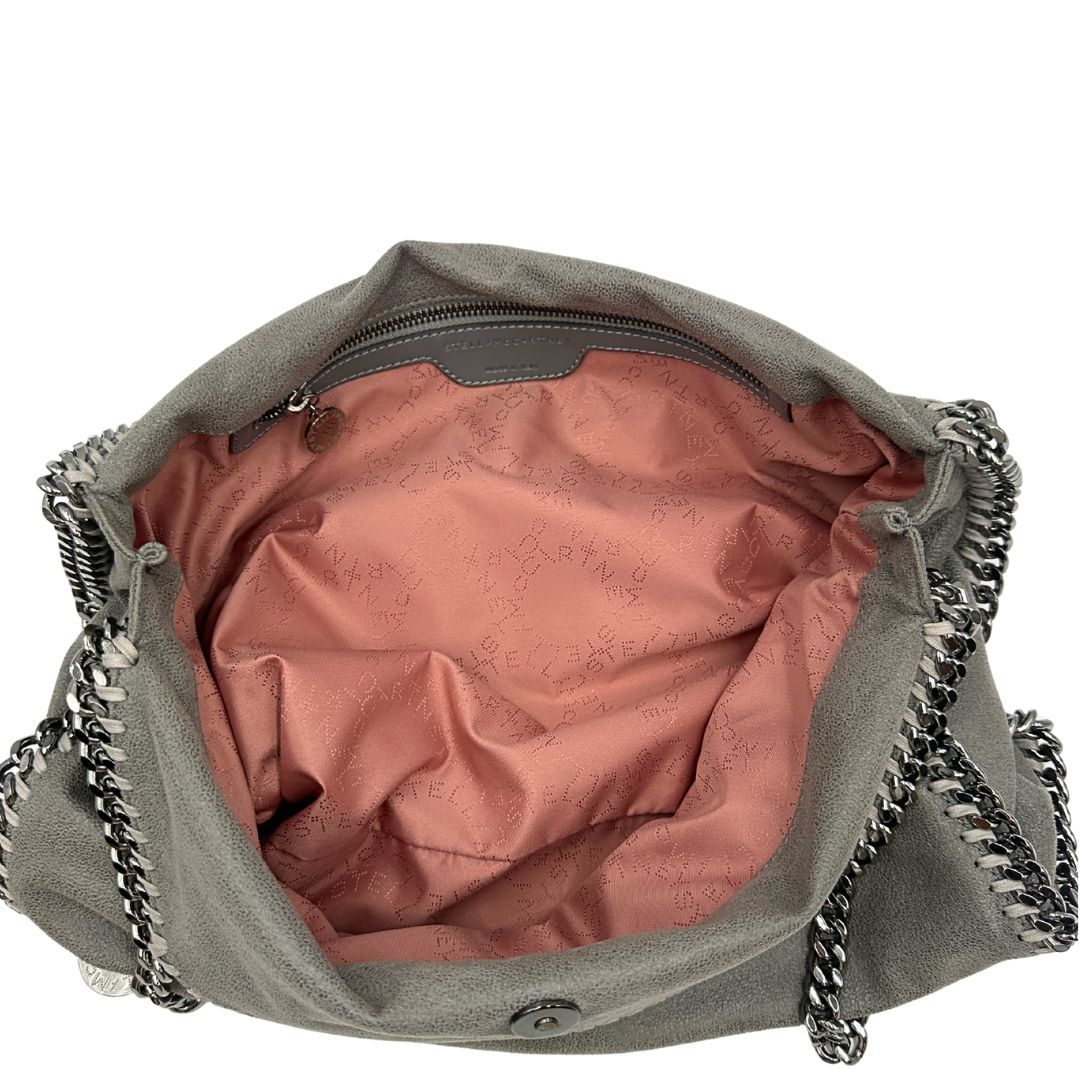 Interno, Borsa Falabella nella versione fold over tote in tessuto vegano grigio e hardware argentato. Indossabile a spalla. Originale, usata, di lusso, in ottime condizioni.