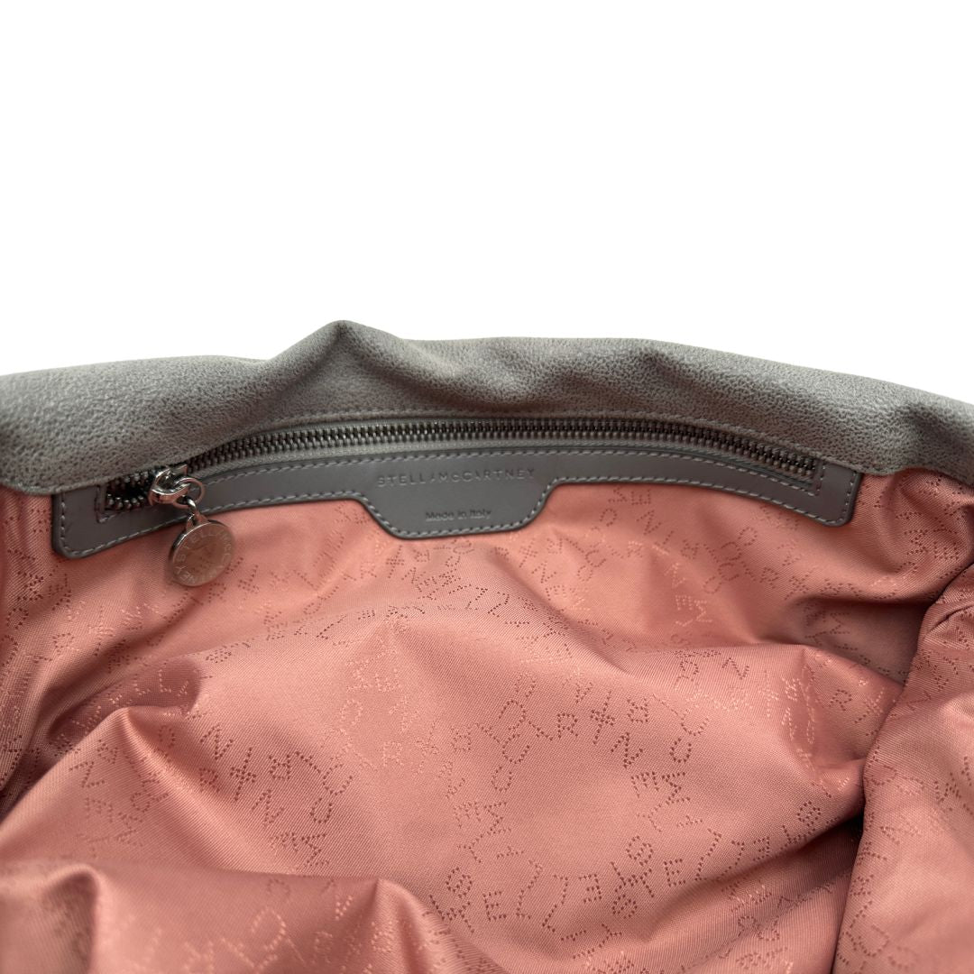 Interno, Borsa Falabella nella versione fold over tote in tessuto vegano grigio e hardware argentato. Indossabile a spalla. Originale, usata, di lusso, in ottime condizioni.