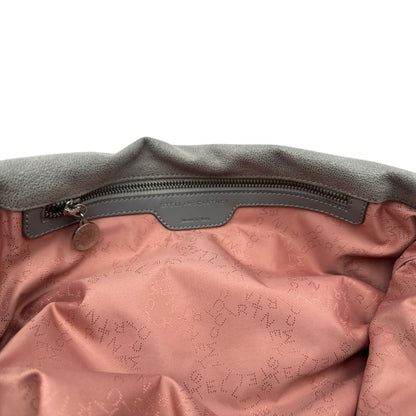 Interno, Borsa Falabella nella versione fold over tote in tessuto vegano grigio e hardware argentato. Indossabile a spalla. Originale, usata, di lusso, in ottime condizioni.