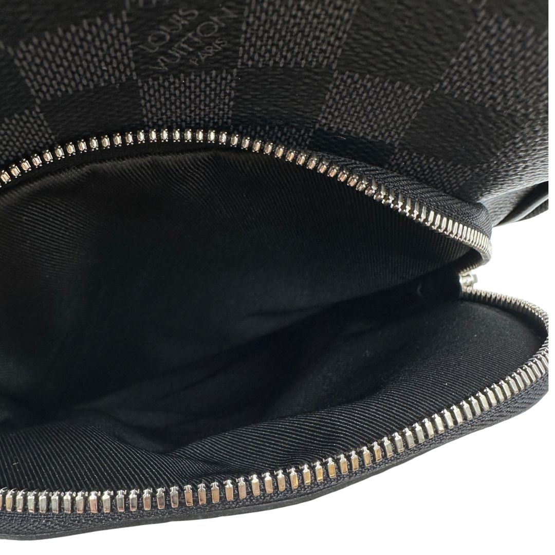 interno zaino monospalla Avenue NM, realizzato in tela Damier Graphite, è impreziosito dal dettaglio in pelle con firma Louis Vuitton Paris sulla tasca anteriore.  