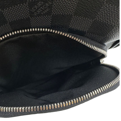 interno zaino monospalla Avenue NM, realizzato in tela Damier Graphite, è impreziosito dal dettaglio in pelle con firma Louis Vuitton Paris sulla tasca anteriore.  
