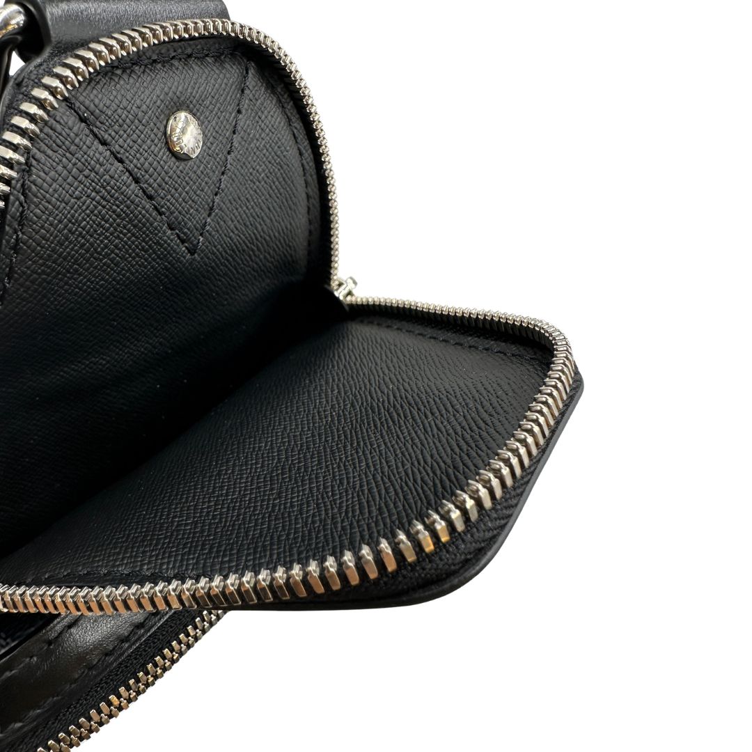 interno zaino monospalla Avenue NM, realizzato in tela Damier Graphite, è impreziosito dal dettaglio in pelle con firma Louis Vuitton Paris sulla tasca anteriore.  