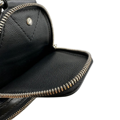 interno zaino monospalla Avenue NM, realizzato in tela Damier Graphite, è impreziosito dal dettaglio in pelle con firma Louis Vuitton Paris sulla tasca anteriore.  