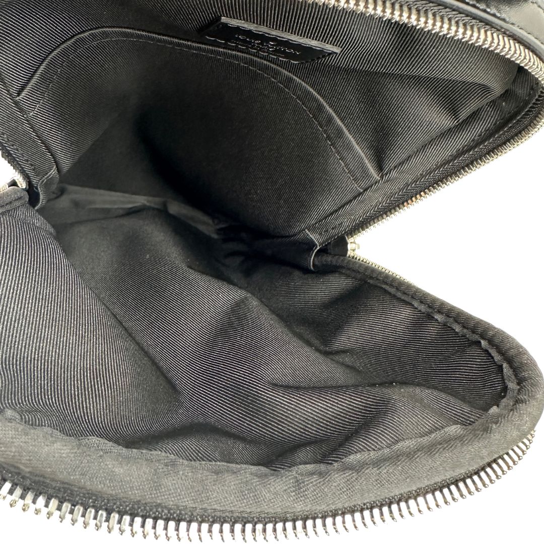 interno zaino monospalla Avenue NM, realizzato in tela Damier Graphite, è impreziosito dal dettaglio in pelle con firma Louis Vuitton Paris sulla tasca anteriore.  
