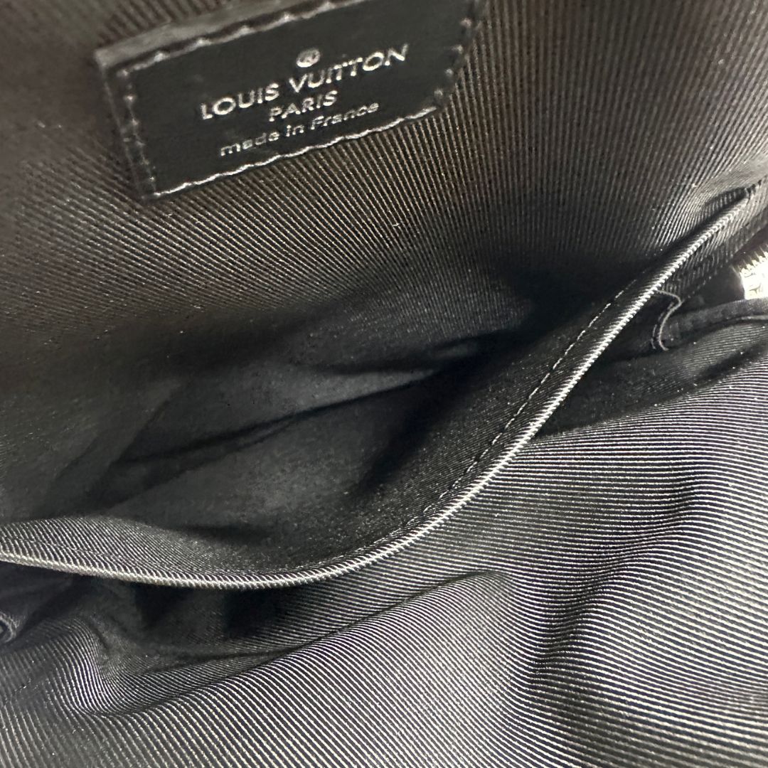 interno zaino monospalla Avenue NM, realizzato in tela Damier Graphite, è impreziosito dal dettaglio in pelle con firma Louis Vuitton Paris sulla tasca anteriore.  