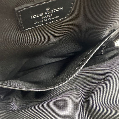 interno zaino monospalla Avenue NM, realizzato in tela Damier Graphite, è impreziosito dal dettaglio in pelle con firma Louis Vuitton Paris sulla tasca anteriore.  