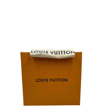 scatola zaino monospalla Avenue NM, realizzato in tela Damier Graphite, è impreziosito dal dettaglio in pelle con firma Louis Vuitton Paris sulla tasca anteriore. 