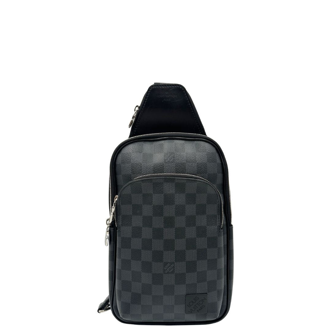 front zaino monospalla Avenue NM, realizzato in tela Damier Graphite, è impreziosito dal dettaglio in pelle con firma Louis Vuitton Paris sulla tasca anteriore.  