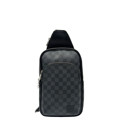 front zaino monospalla Avenue NM, realizzato in tela Damier Graphite, è impreziosito dal dettaglio in pelle con firma Louis Vuitton Paris sulla tasca anteriore.  