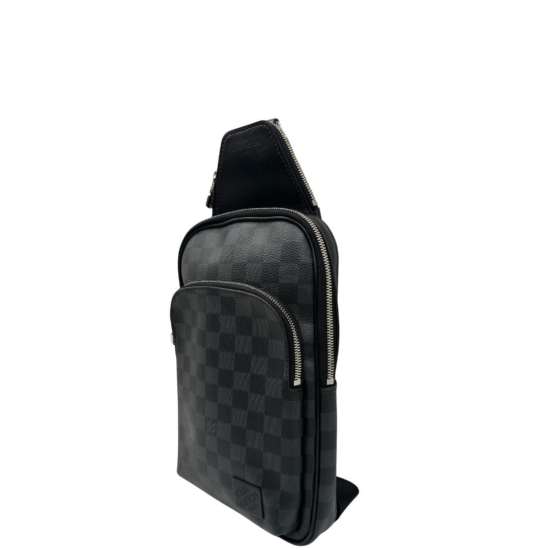 latp zaino monospalla Avenue NM, realizzato in tela Damier Graphite, è impreziosito dal dettaglio in pelle con firma Louis Vuitton Paris sulla tasca anteriore. 