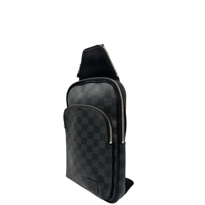 latp zaino monospalla Avenue NM, realizzato in tela Damier Graphite, è impreziosito dal dettaglio in pelle con firma Louis Vuitton Paris sulla tasca anteriore. 