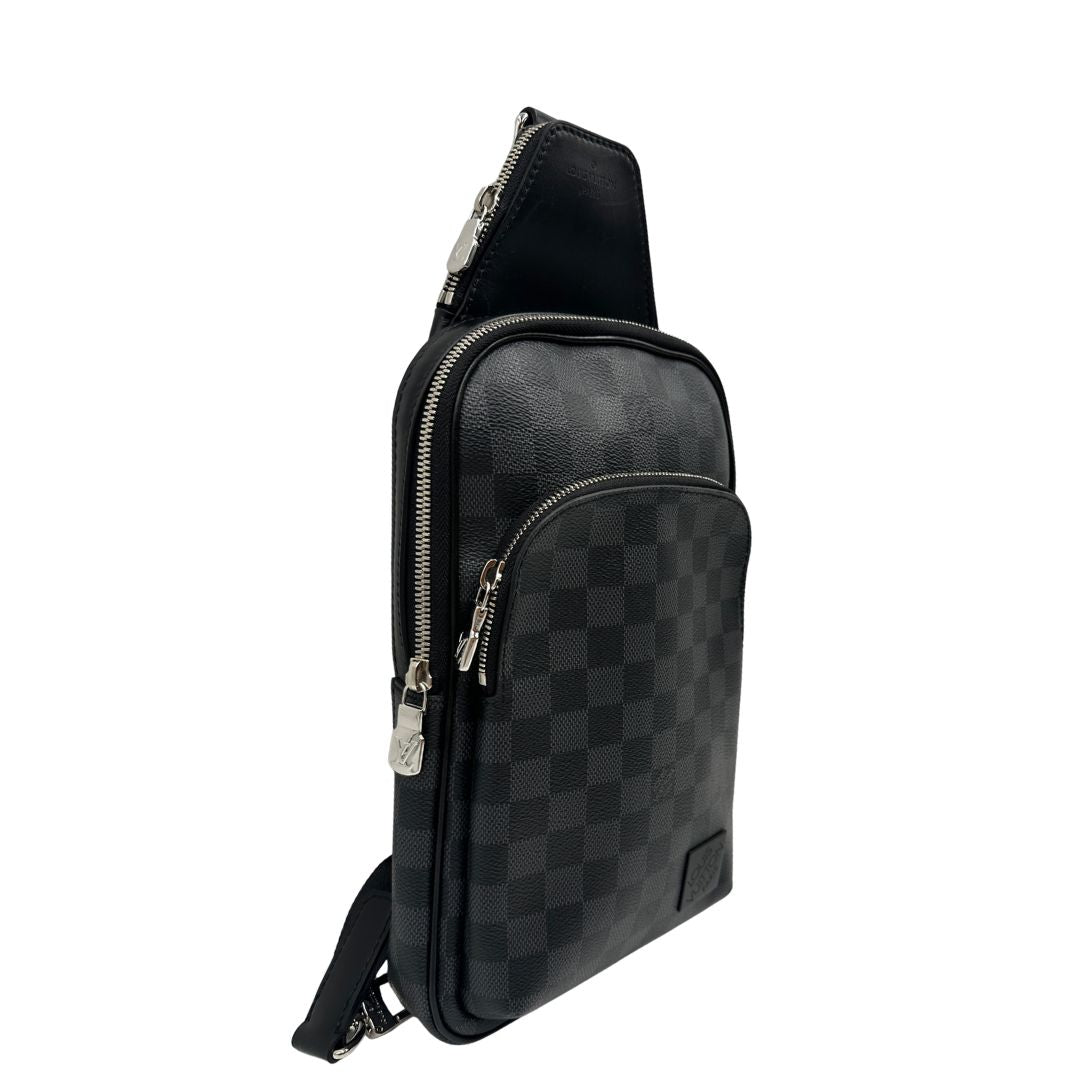 lato zaino monospalla Avenue NM, realizzato in tela Damier Graphite, è impreziosito dal dettaglio in pelle con firma Louis Vuitton Paris sulla tasca anteriore. 