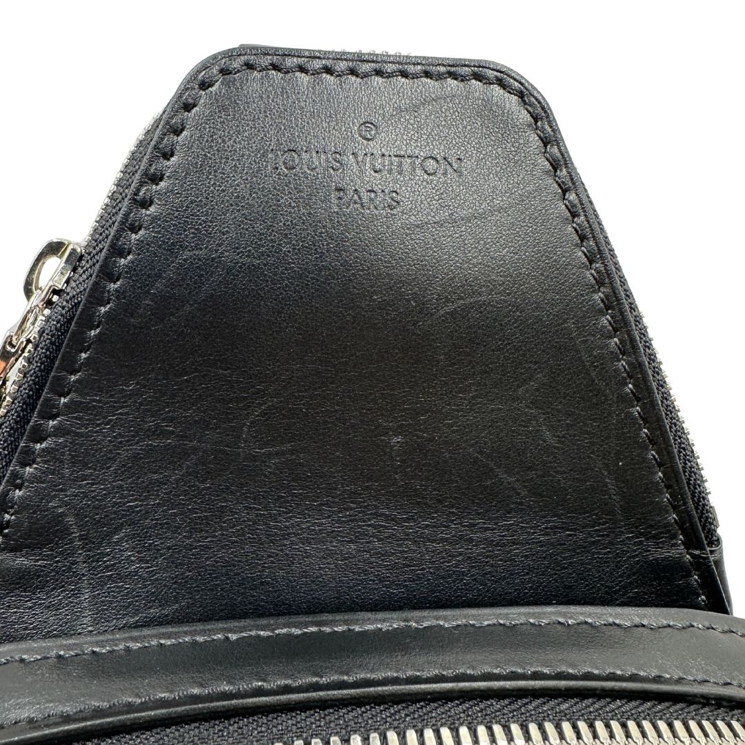 zaino monospalla Avenue NM, realizzato in tela Damier Graphite, è impreziosito dal dettaglio in pelle con firma Louis Vuitton Paris sulla tasca anteriore. 
