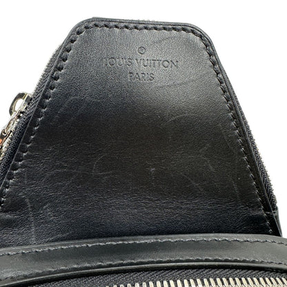 zaino monospalla Avenue NM, realizzato in tela Damier Graphite, è impreziosito dal dettaglio in pelle con firma Louis Vuitton Paris sulla tasca anteriore. 
