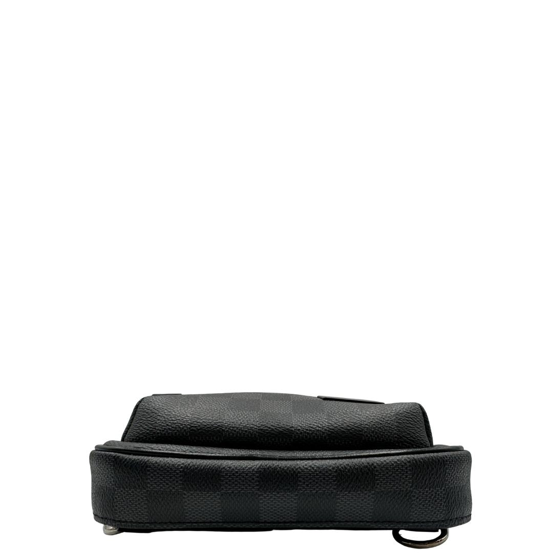 base zaino monospalla Avenue NM, realizzato in tela Damier Graphite, è impreziosito dal dettaglio in pelle con firma Louis Vuitton Paris sulla tasca anteriore. 