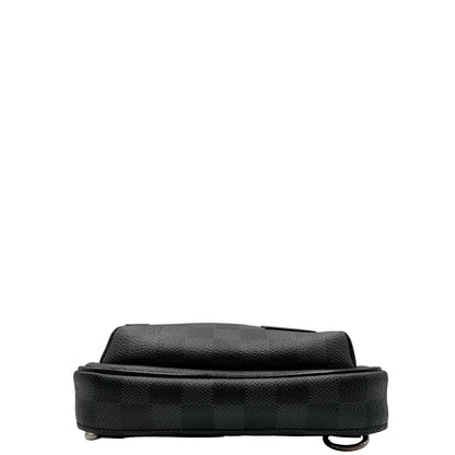 base zaino monospalla Avenue NM, realizzato in tela Damier Graphite, è impreziosito dal dettaglio in pelle con firma Louis Vuitton Paris sulla tasca anteriore. 