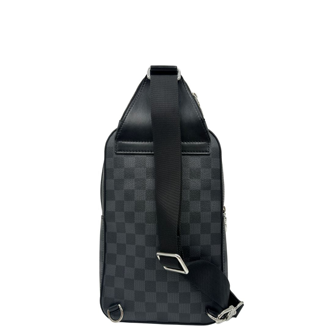 retro zaino monospalla Avenue NM, realizzato in tela Damier Graphite, è impreziosito dal dettaglio in pelle con firma Louis Vuitton Paris sulla tasca anteriore.  