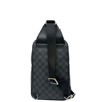 retro zaino monospalla Avenue NM, realizzato in tela Damier Graphite, è impreziosito dal dettaglio in pelle con firma Louis Vuitton Paris sulla tasca anteriore.  