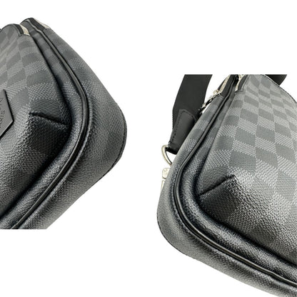 angoli zaino monospalla Avenue NM, realizzato in tela Damier Graphite, è impreziosito dal dettaglio in pelle con firma Louis Vuitton Paris sulla tasca anteriore.  