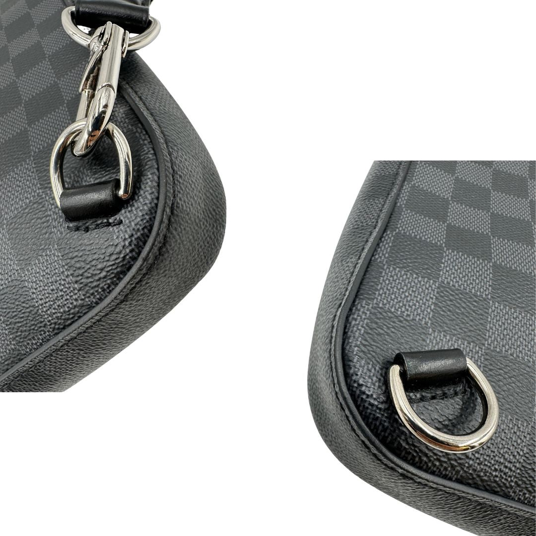 angoli zaino monospalla Avenue NM, realizzato in tela Damier Graphite, è impreziosito dal dettaglio in pelle con firma Louis Vuitton Paris sulla tasca anteriore. 