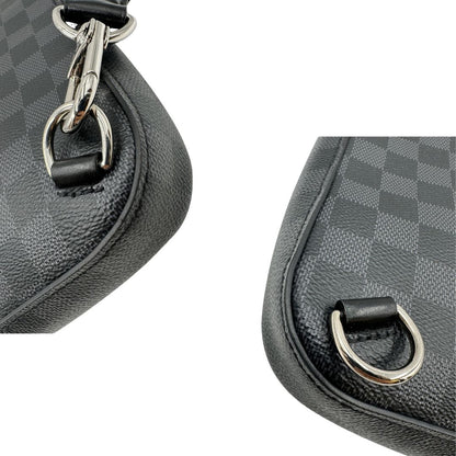 angoli zaino monospalla Avenue NM, realizzato in tela Damier Graphite, è impreziosito dal dettaglio in pelle con firma Louis Vuitton Paris sulla tasca anteriore. 
