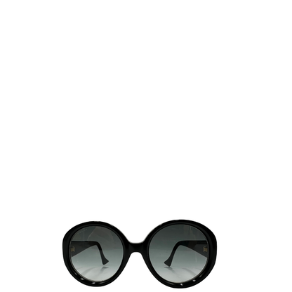 Occhiali da sole Gucci realizzati in acetato nero e hardware dorato. Originali, usati, di lusso, in ottime condizioni.