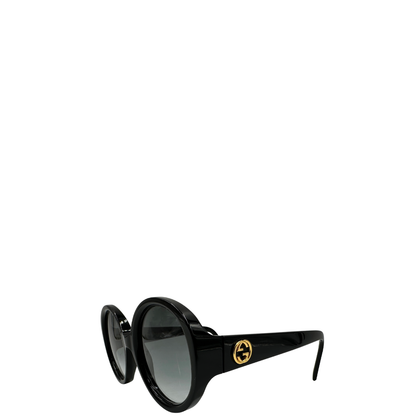 Occhiali da sole Gucci realizzati in acetato nero e hardware dorato. Originali, usati, di lusso, in ottime condizioni.