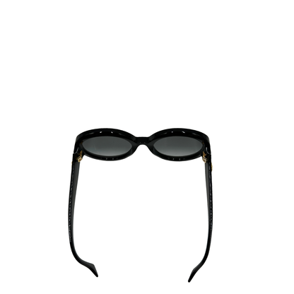 Occhiali da sole Gucci realizzati in acetato nero e hardware dorato. Originali, usati, di lusso, in ottime condizioni.