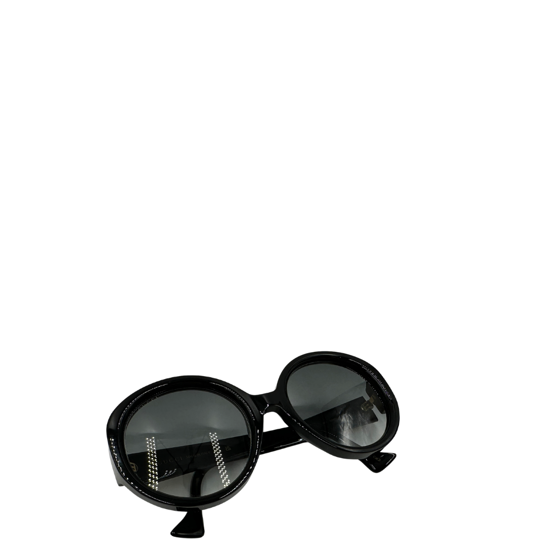 Occhiali da sole Gucci realizzati in acetato nero e hardware dorato. Originali, usati, di lusso, in ottime condizioni.