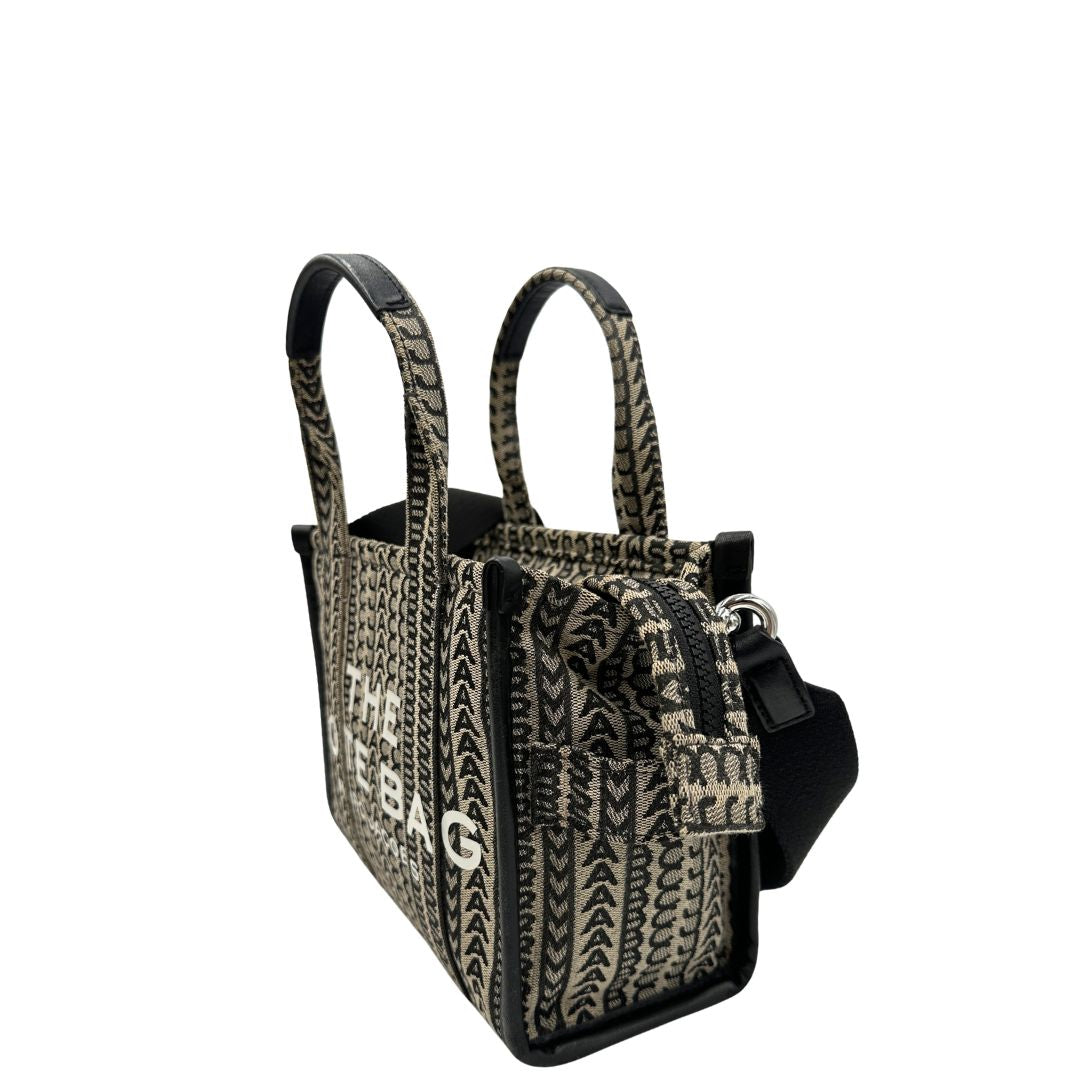 lato borsa Marc Jacobs The Monogram Mini Tote in tessuto jacquard con motivo geometrico a contrasto e la caratteristica scritta bianca "THE TOTE BAG". 