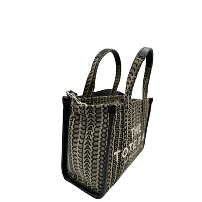 lato borsa Marc Jacobs The Monogram Mini Tote in tessuto jacquard con motivo geometrico a contrasto e la caratteristica scritta bianca "THE TOTE BAG". 