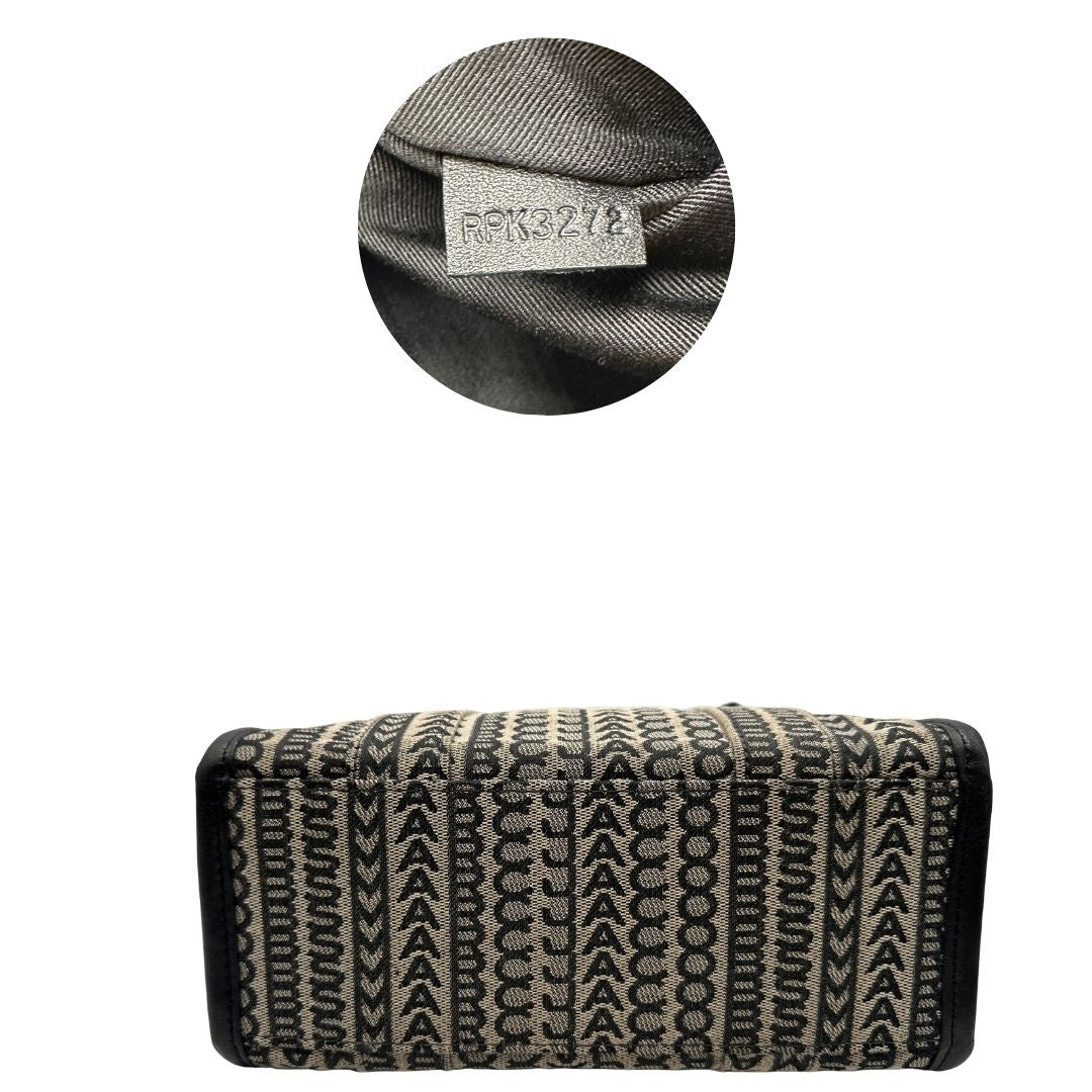 base e cod. borsa Marc Jacobs The Monogram Mini Tote in tessuto jacquard con motivo geometrico a contrasto e la caratteristica scritta bianca "THE TOTE BAG". 