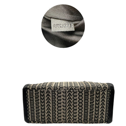base e cod. borsa Marc Jacobs The Monogram Mini Tote in tessuto jacquard con motivo geometrico a contrasto e la caratteristica scritta bianca "THE TOTE BAG". 
