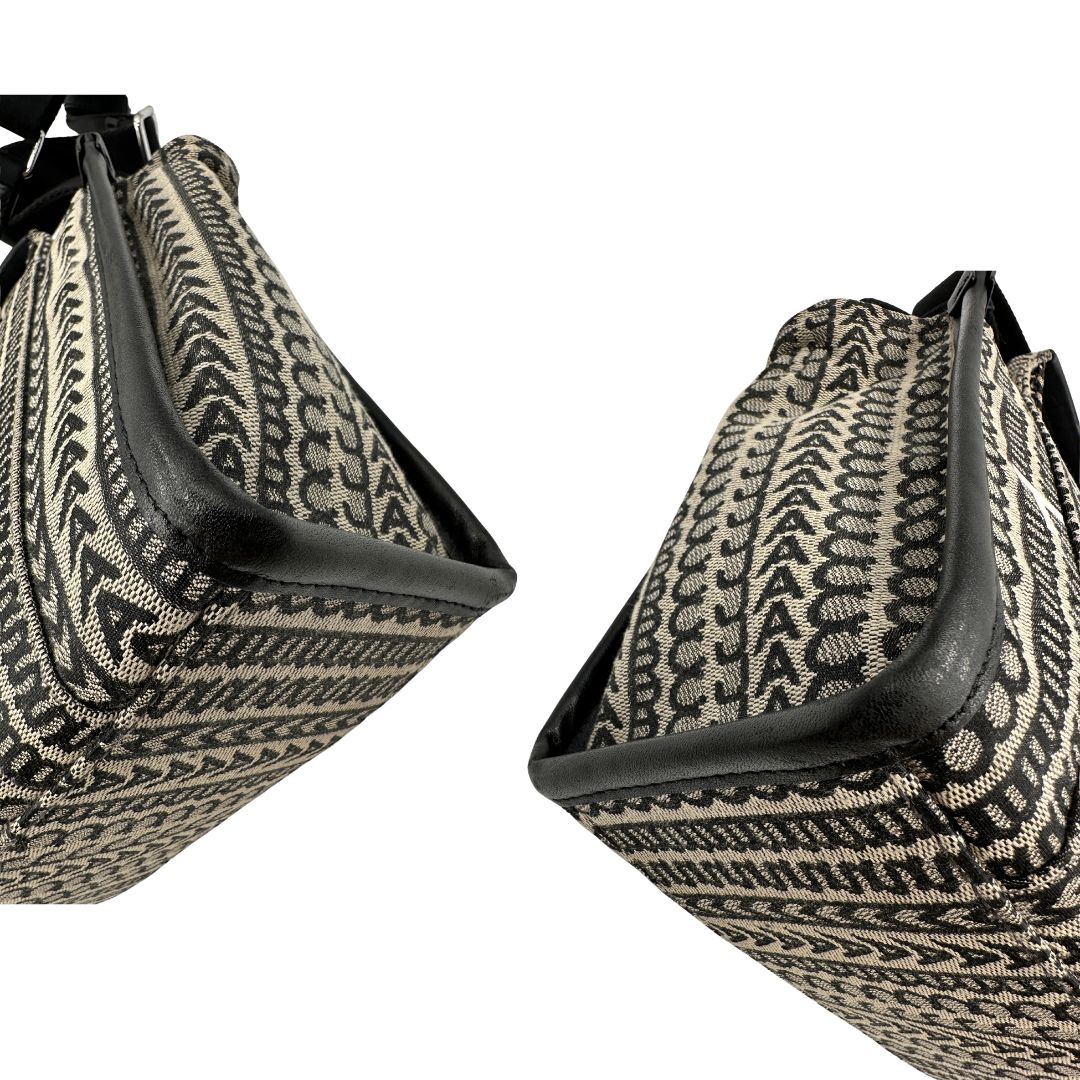 angoli borsa Marc Jacobs The Monogram Mini Tote in tessuto jacquard con motivo geometrico a contrasto e la caratteristica scritta bianca "THE TOTE BAG". 