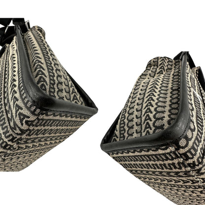 angoli borsa Marc Jacobs The Monogram Mini Tote in tessuto jacquard con motivo geometrico a contrasto e la caratteristica scritta bianca "THE TOTE BAG". 