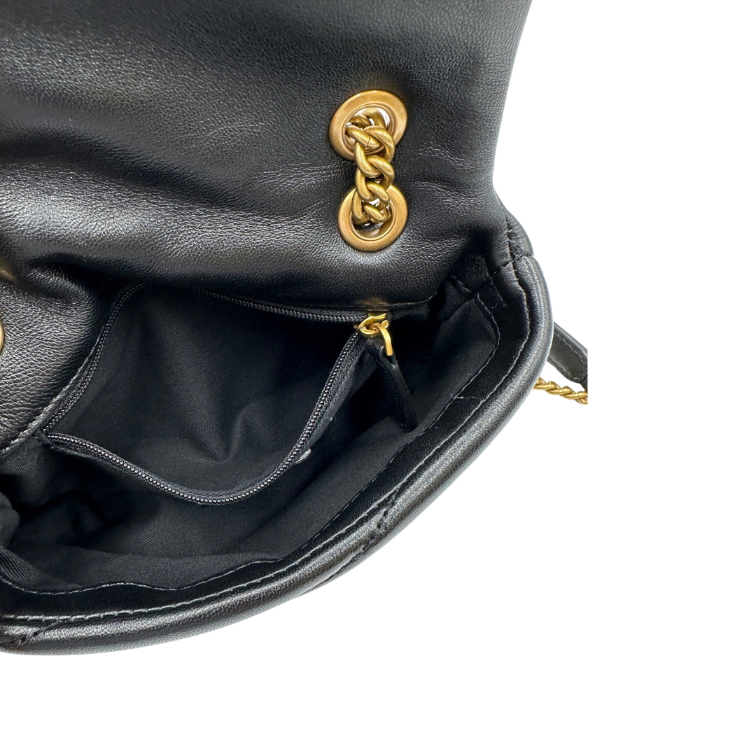 Interno, Borsa Pinko nella versione media in morbida nappa nera trapuntata e hardware dorato, indossabile a tracolla o a spalla. Originale, usata, di lusso, in condizioni eccellenti