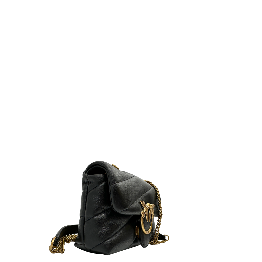 Lato, Borsa Pinko nella versione media in morbida nappa nera trapuntata e hardware dorato, indossabile a tracolla o a spalla. Originale, usata, di lusso, in condizioni eccellenti